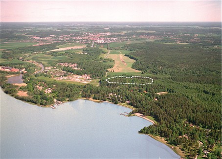 Området flygfotograferat söderifrån - Enköping skymtar norrut