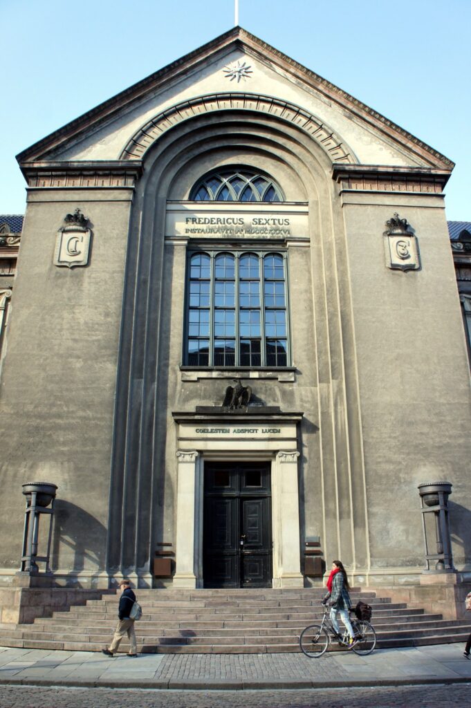Ingången till Köpenhamns universitets huvudbyggnad.